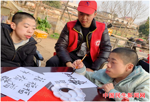 伟德bv1946官网雷锋社：陪伴脑瘫兄弟迎新年