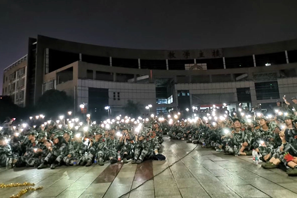 1601864830592062514.jpg 热情的新生观众_副本.jpg