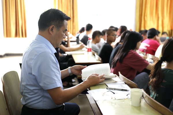 1600084189657042235.jpg 书记听课1.jpg