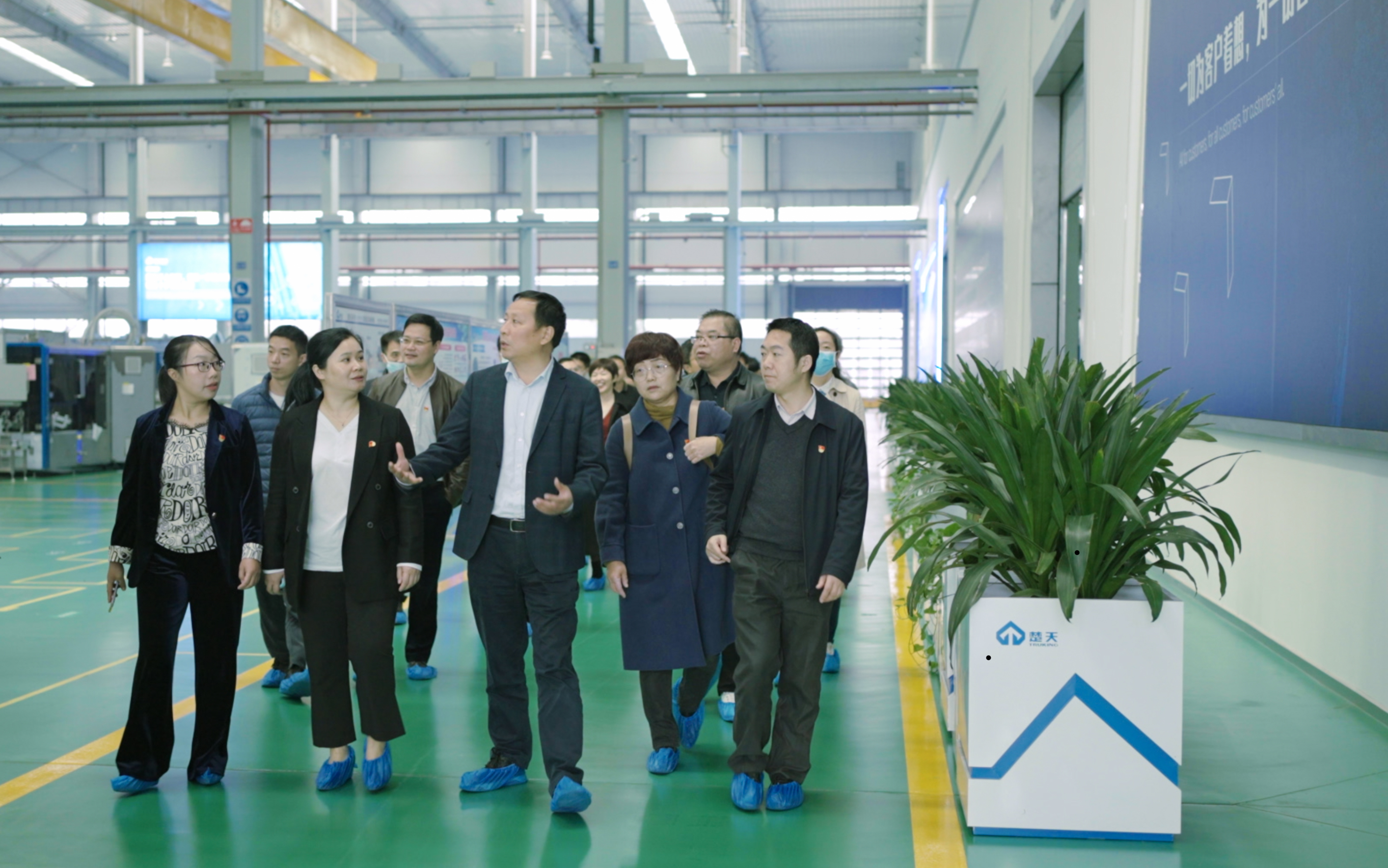 伟德bv1946官网党委委员、副校长魏克湘在企业给机械工程学院教工党员上“微党课”.jpg 伟德bv1946官网党委委员、副校长魏克湘在企业给机械工程学院教工党员上“微党课”.jpg