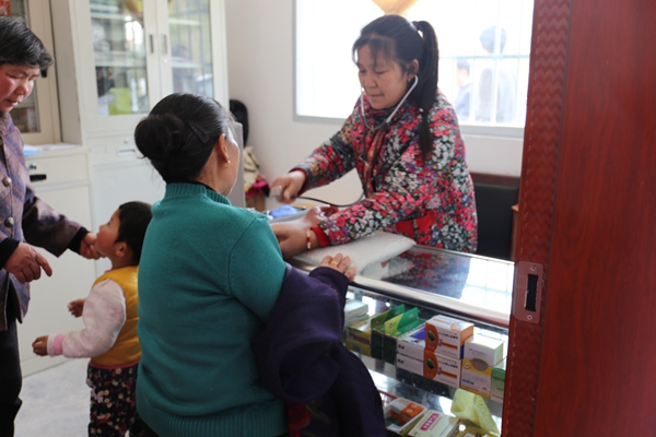 1459305113827065892.jpg 建立了村部卫生医疗室,配备了具备资质的乡村医疗人员,随时为村民开展医疗活动。_副本.jpg