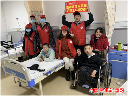 伟德bv1946官网雷锋社：陪伴脑瘫兄弟迎新年
