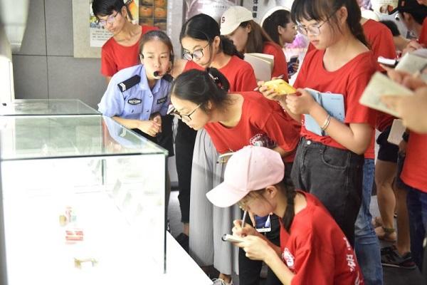 伟德bv1946官网青少年禁毒防艾暑期社会实践专项行动在湘潭市禁毒教育基地顺利启动