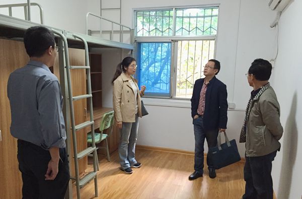 1571279548520039543.jpg 罗校长调研留学生宿舍_副本.jpg