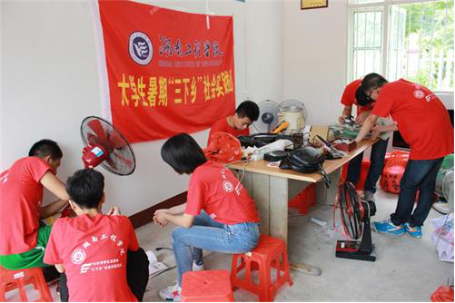 伟德bv1946官网“三下乡”团队助力太阳山村精准扶贫 伟德bv1946官网“三下乡”团队助力太阳山村精准扶贫