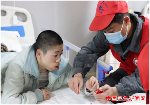 伟德bv1946官网雷锋社：陪伴脑瘫兄弟迎新年
