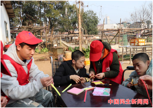 伟德bv1946官网雷锋社：陪伴脑瘫兄弟迎新年