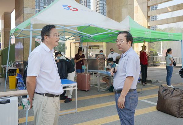 1598688809688061562.jpg 校领导2.jpg