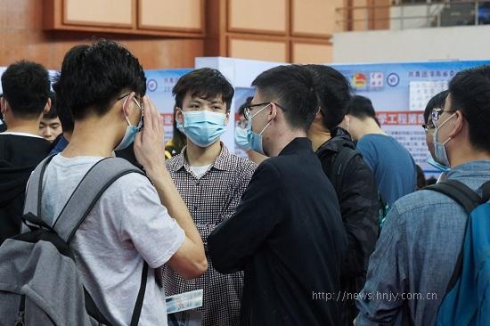 伟德bv1946官网招聘会2.jpg 伟德bv1946官网招聘会2.jpg