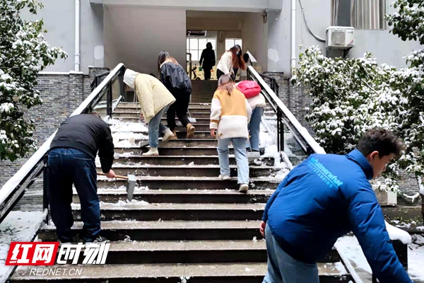 12月27日清早，伟德bv1946官网保卫工作人员、后勤保障工作人员、师生齐上阵，铲除各道路、各楼栋、宿舍区的积冰，道路口维持交通，保证教学秩序的正常进行（施晓蓉 摄）.jpg